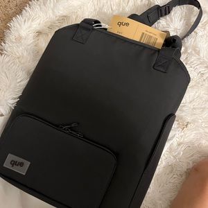 Que convertible tote bag backpack. Large with multiple pockets.